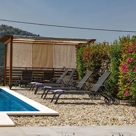 Nyaraló Schoenes In Mit Privatem Pool