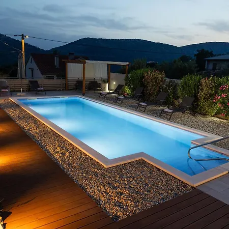 Schoenes In Mit Privatem Pool Nyaraló *