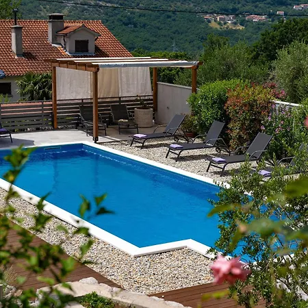 Schoenes In Mit Privatem Pool